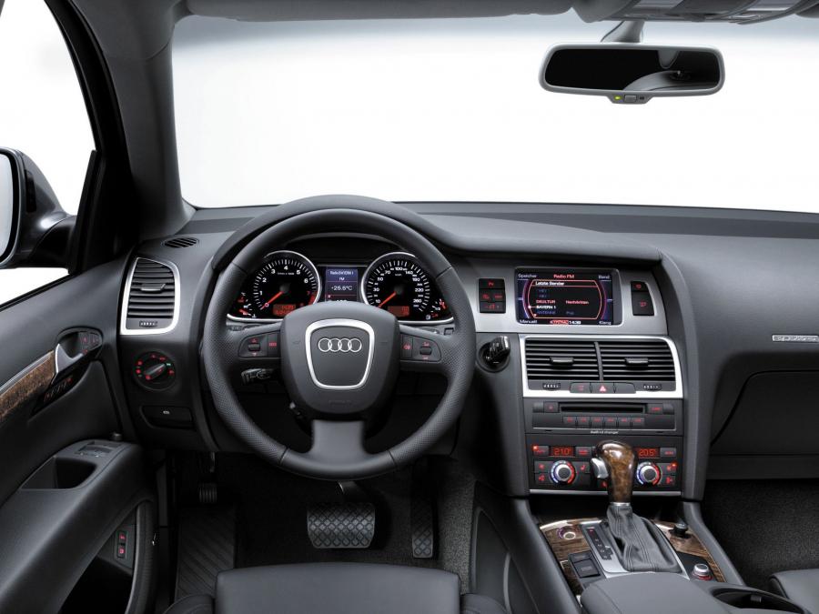 Торпедо Audi Q7 4.2 Quattro (4L) 2005 года  (фото 25 из 30)